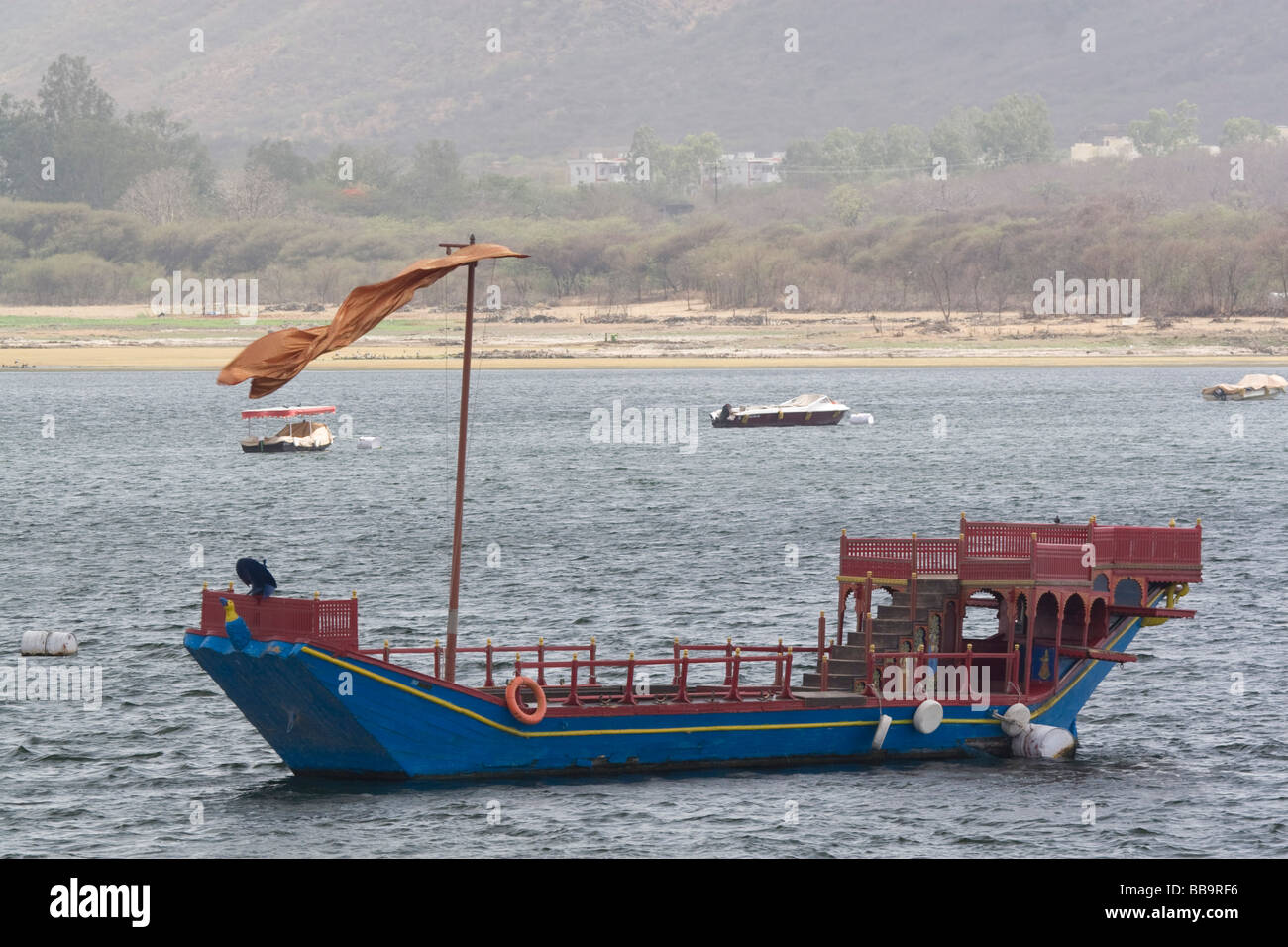 Inde Rajasthan Udaipur un tour de bateau sur le lac Pichola Rajasthan traditionnel voile Banque D'Images