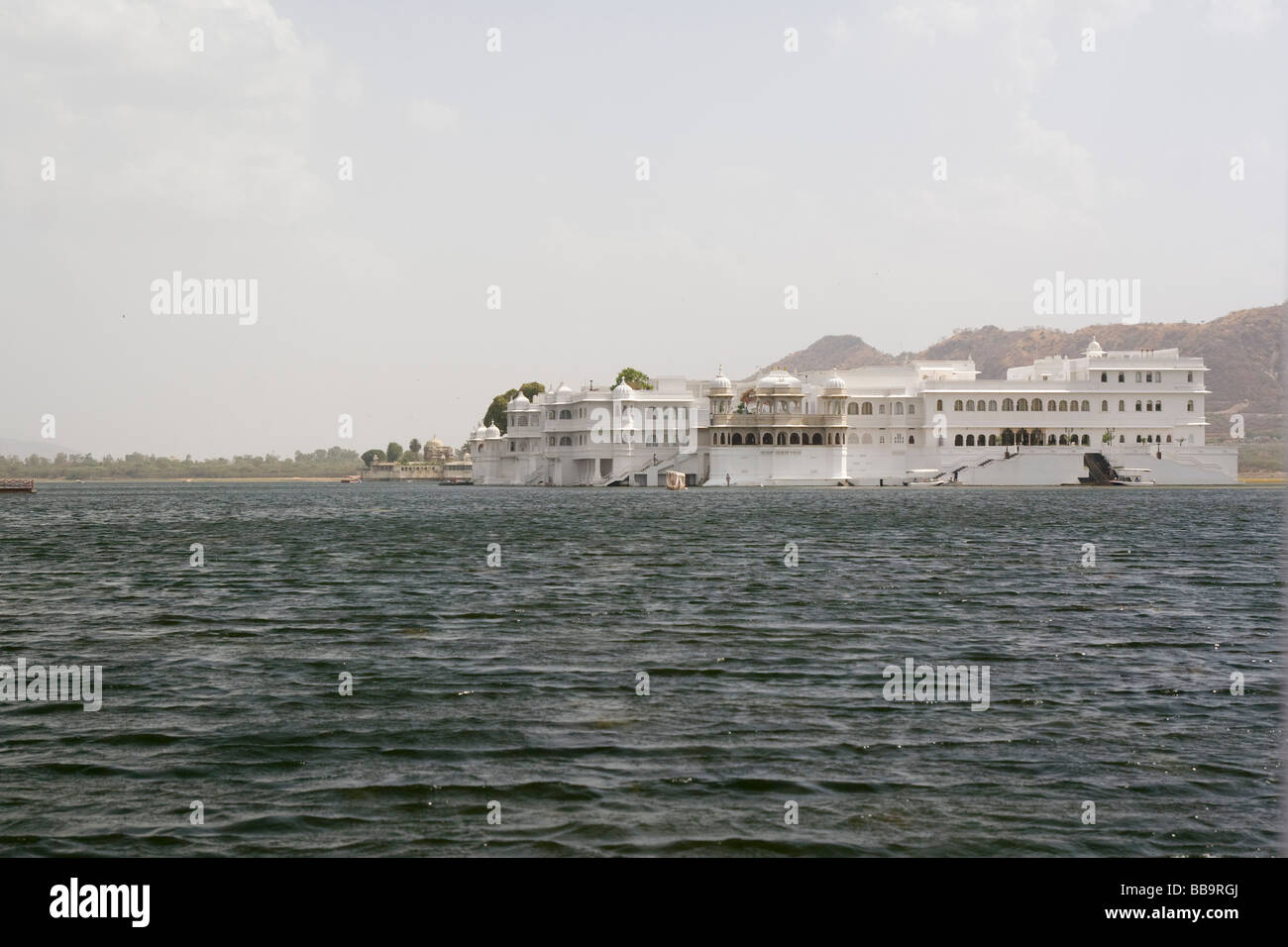 Inde Rajasthan Udaipur une promenade en barque dans le lac Pichola Le Taj Lake Palace hotel Banque D'Images