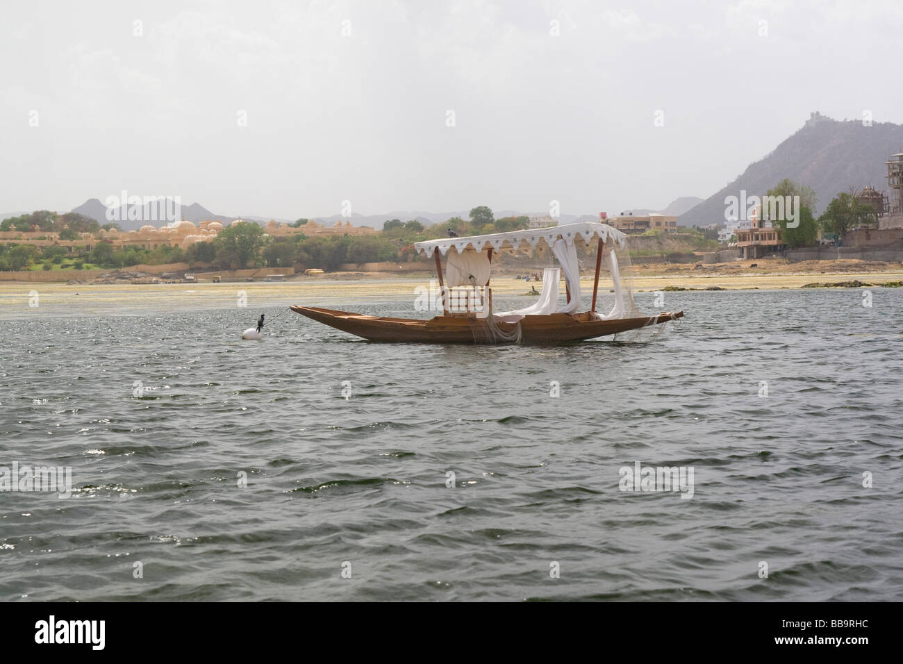 Inde Rajasthan Udaipur un tour de bateau sur le lac Pichola une voile traditionnelle du Rajasthan Banque D'Images