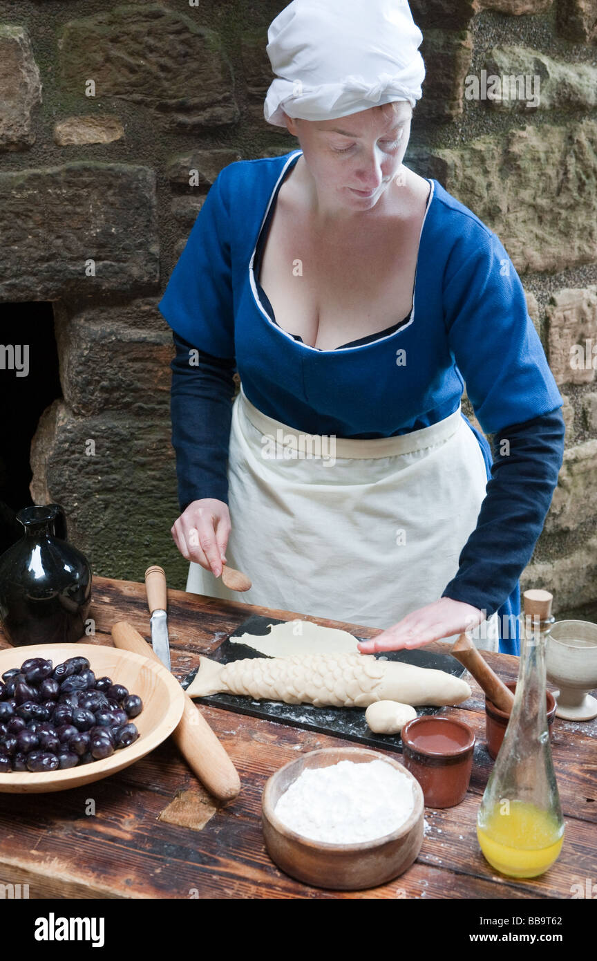 La préparation d'un banquet médiéval au Palais de Linlithgow, Ecosse Banque D'Images