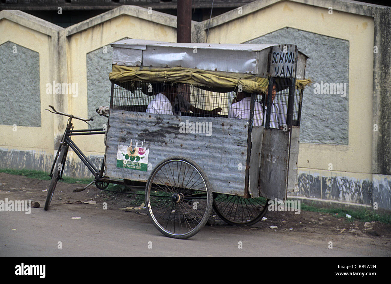 Maintenant, Calcutta Kolkata, Bengale occidental, Inde, l'école Van avec quatre garçons à l'intérieur Banque D'Images