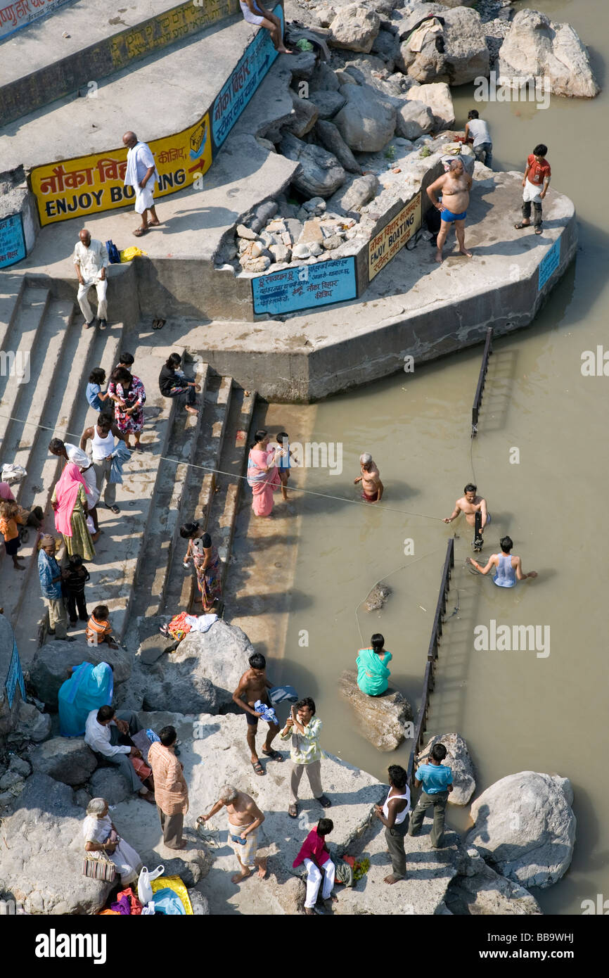 Les gens se baigner dans le Gange. Lakshman Jhula. Rishikesh. Uttarakhand. L'Inde Banque D'Images