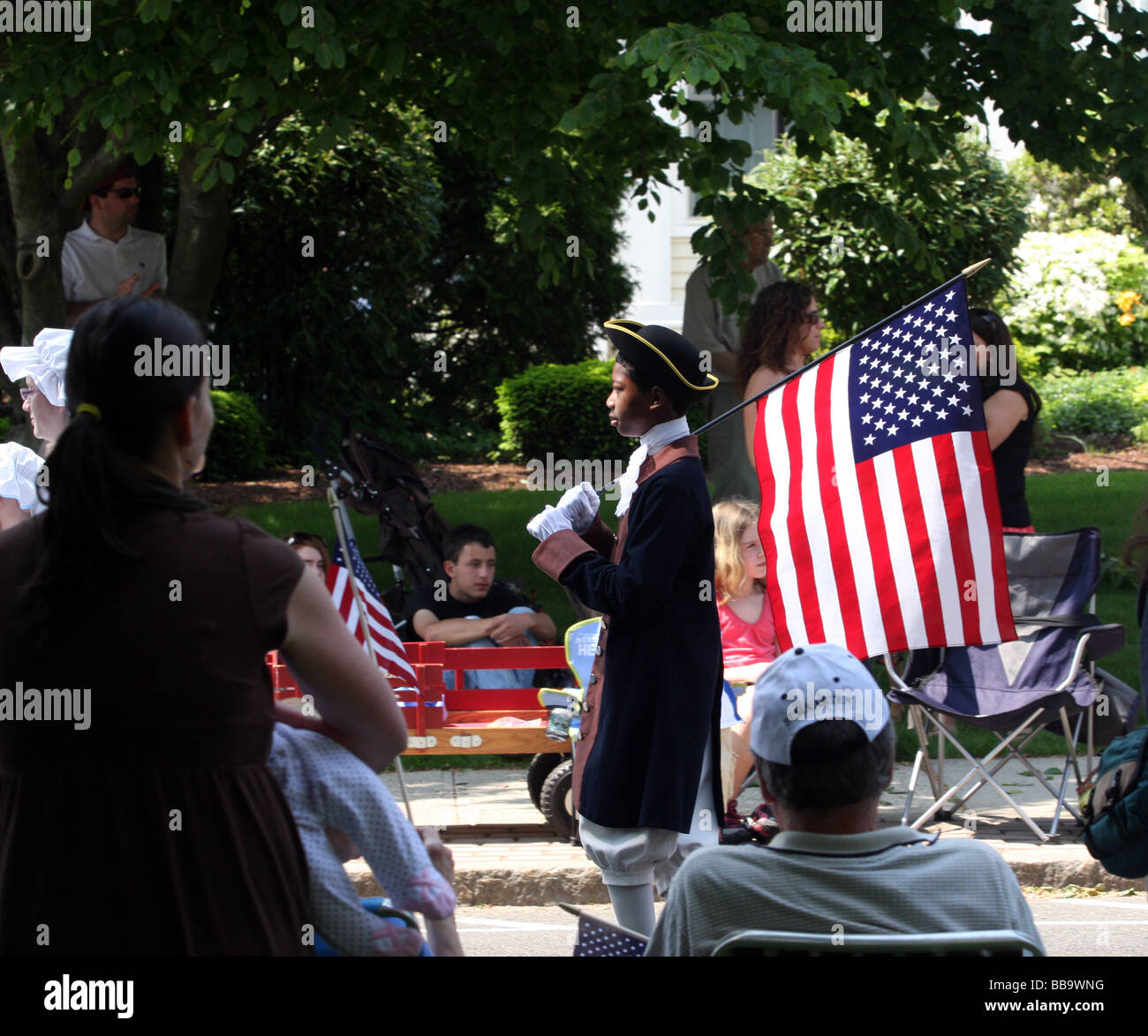 Un adolescent habillé en costume d'époque coloniale dans les marches de Memorial Day Parade à Milford CT USA Banque D'Images