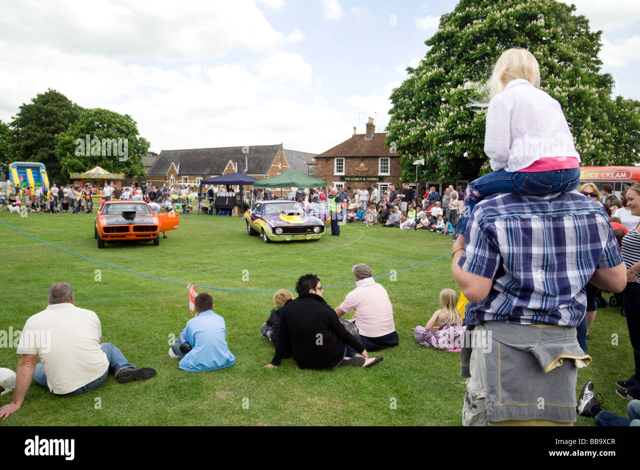 Les gens observant dragster voitures au rallye de voitures classiques Wallingford, Oxfordshire, UK Banque D'Images