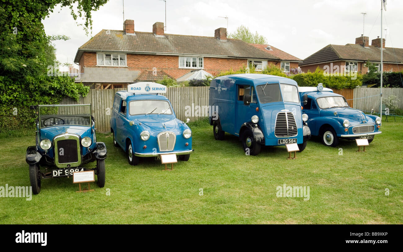 Quatre vieux véhicules de sauvetage de RAC à travers les âges ; Le rallye de voitures classiques Wallingford, Oxfordshire, UK Banque D'Images