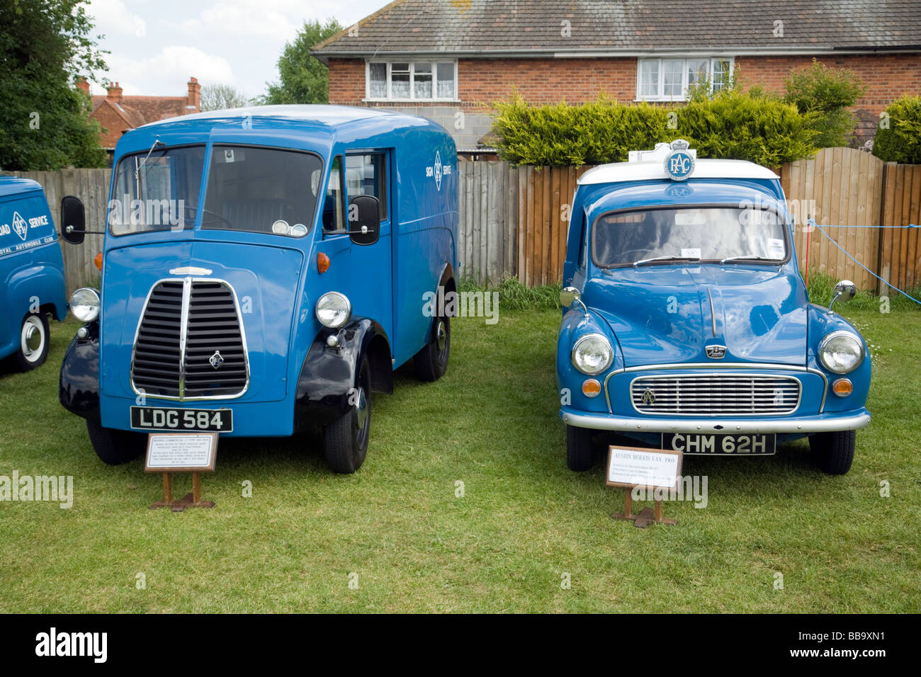 Un type Morris J van 1950, et Austin morris van 1969 véhicules de sauvetage ; le RAC Wallingford Classic car rally, Oxfordshire, UK Banque D'Images