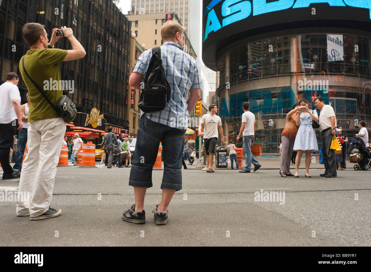 24 mai 2009 les touristes profiter de la nouvelle voiture gratuitement l'article de Broadway, à Times Square Banque D'Images 24 mai 2009 les touristes profiter de la nouvelle voiture gratuitement l'article de Broadway, à Times Square Banque D'Images
