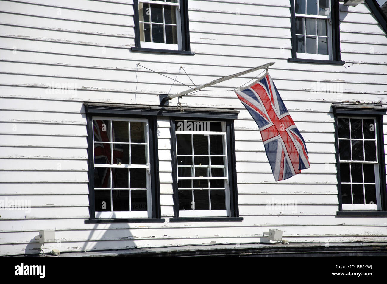 Union Jack flag sur bâtiment en bois, le quart du patrimoine, Gravesend, Kent, Angleterre, Royaume-Uni Banque D'Images