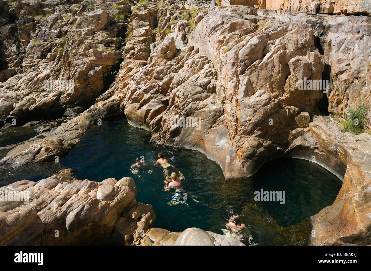 Les nageurs dans les piscines naturelles au Barramundi Gorge (Maguk). Le Kakadu National Park, Territoire du Nord, Australie Banque D'Images