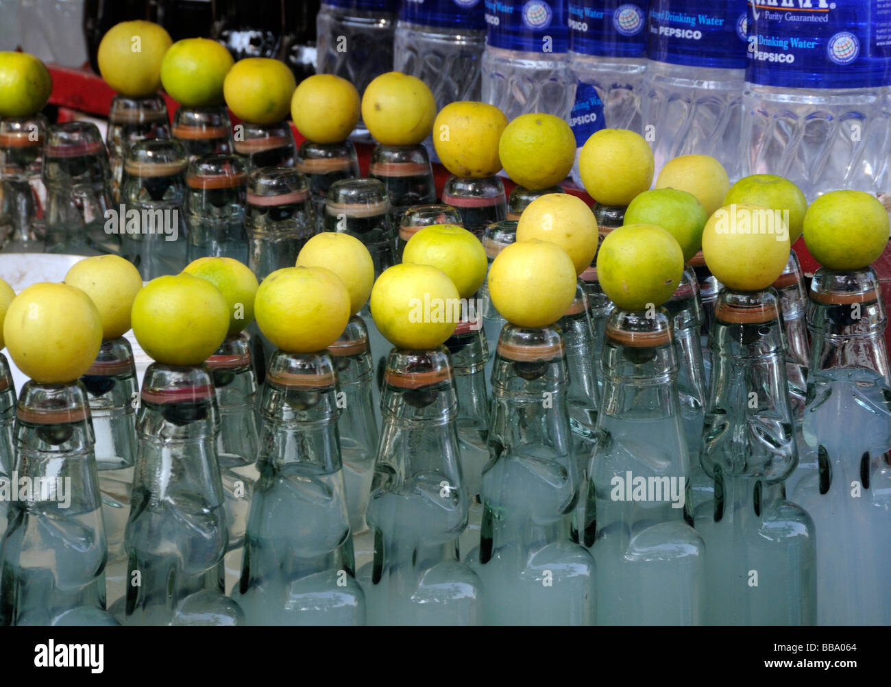 Bouteilles Codd de limonade avec un citron sur chaque bouteille sur un étal. Il y a un bouchon en verre dans le col du flacon . Banque D'Images