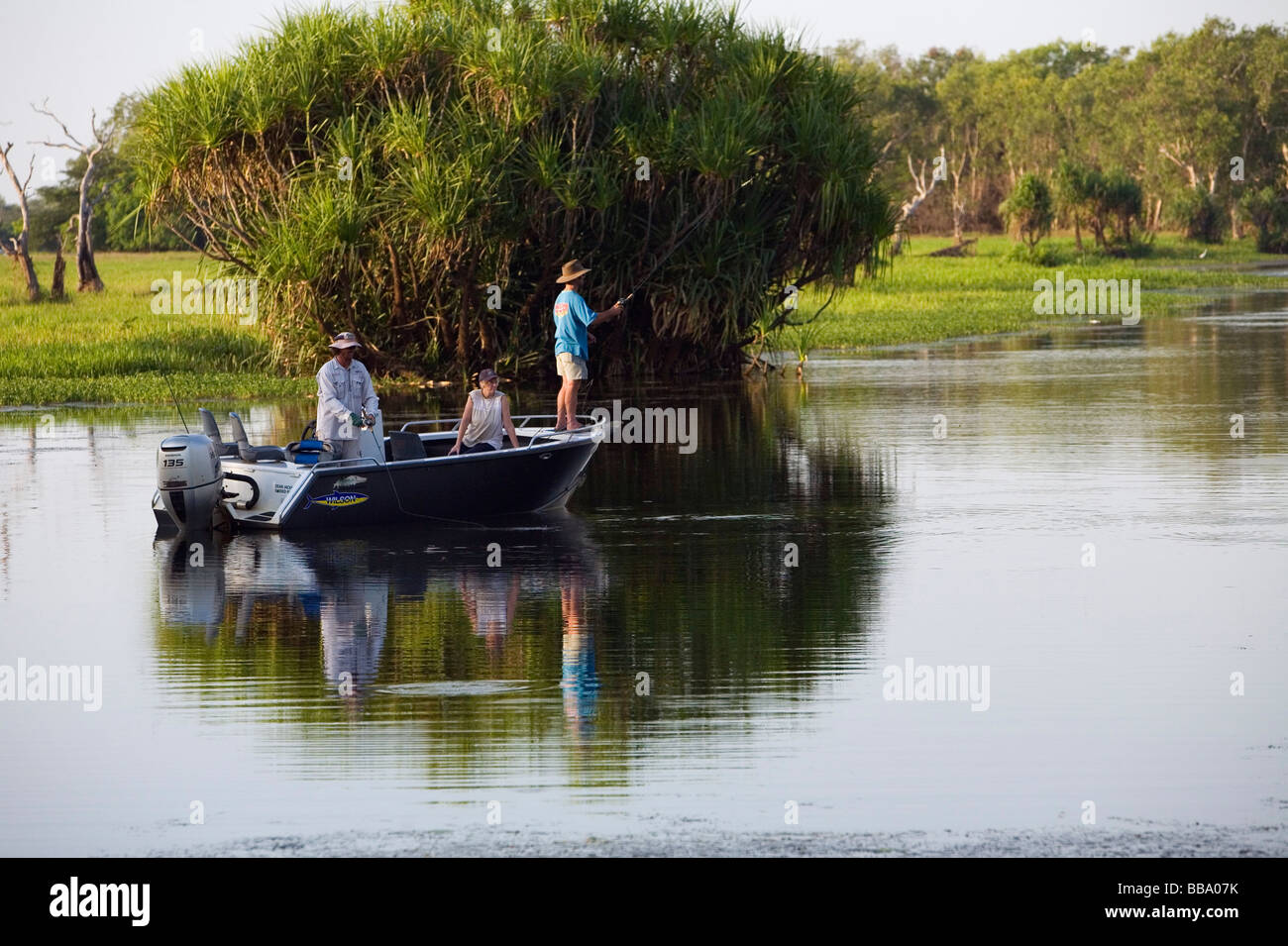 Pêcheurs de l'eau jaune dans le barramundi Les zones humides. Cooinda, Kakadu National Park, Territoire du Nord, Australie Banque D'Images