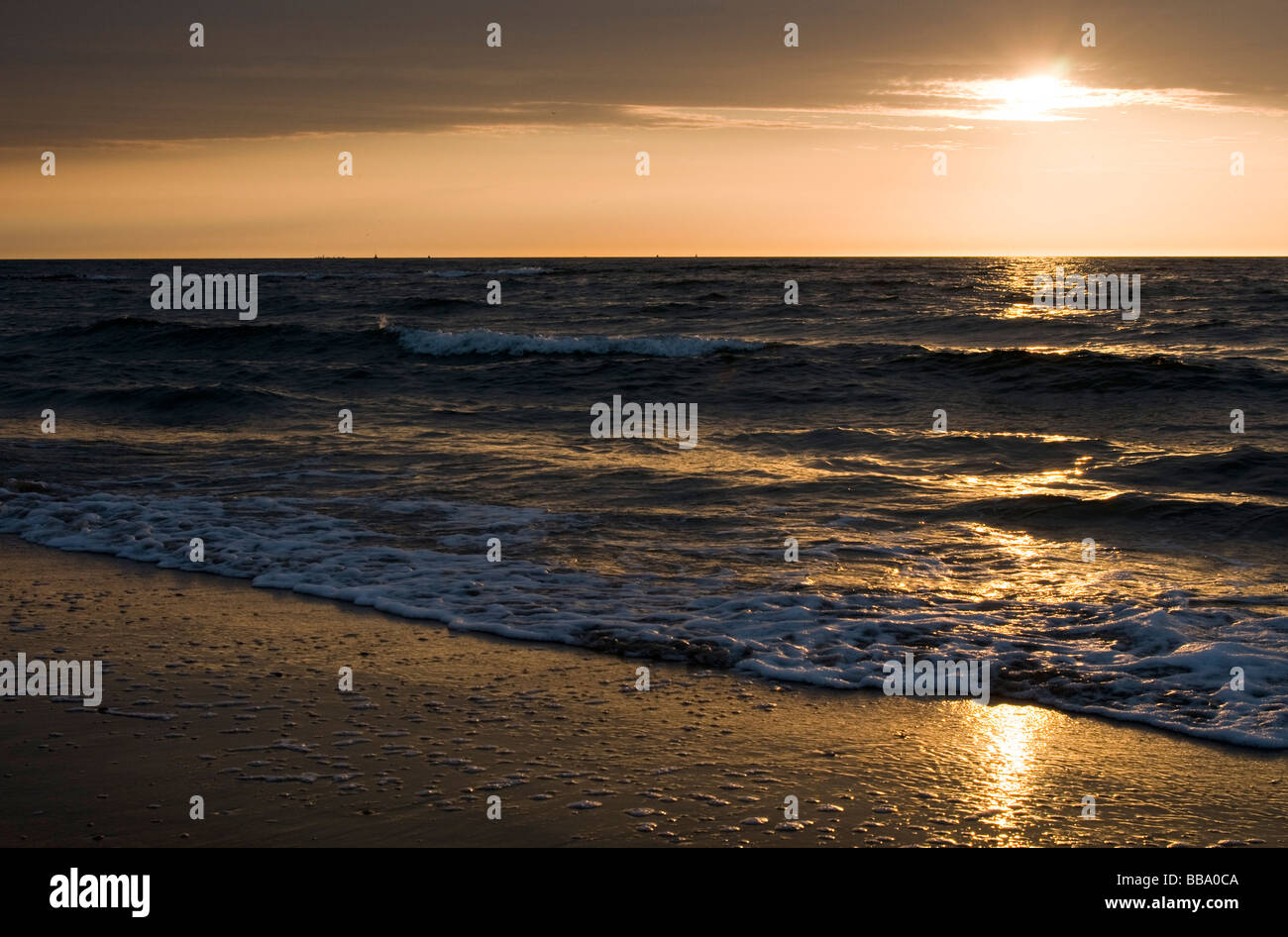 Plus de laver les vagues au coucher du soleil, sable, Den Haag Scheveningen, Pays-Bas Banque D'Images
