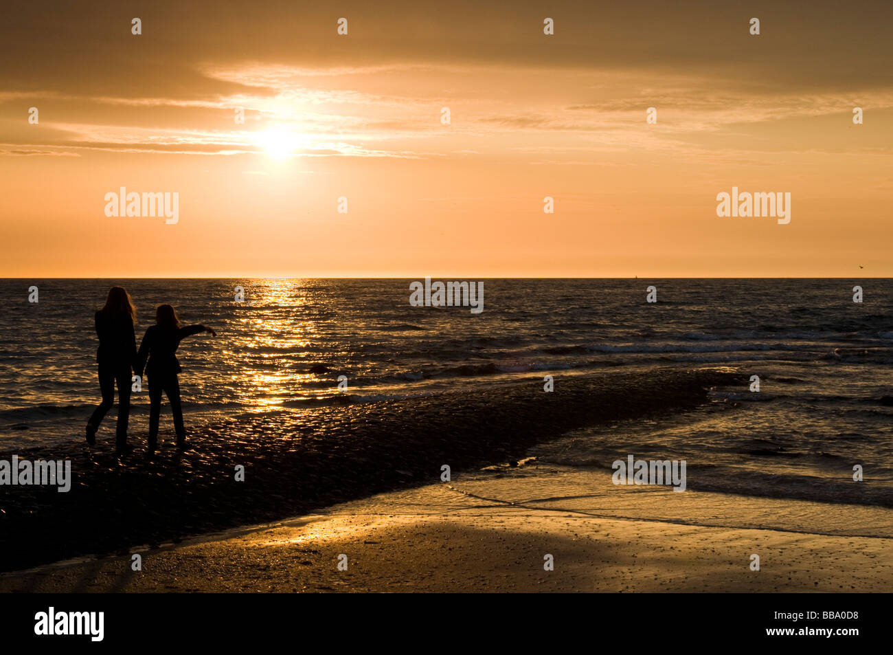 Pour marcher le long de plage au coucher du soleil, Scheveningen, Den Haag, Pays-Bas Banque D'Images