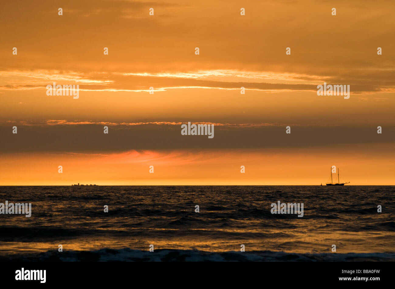 Bateaux sur l'horizon au coucher du soleil à partir de la plage de Scheveningen, Den Haag, Pays-Bas Banque D'Images