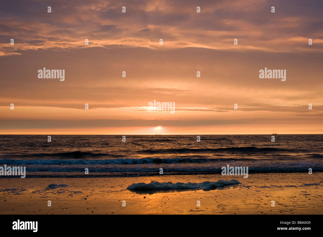 Coucher de soleil sur la mer à partir de la plage de Scheveningen, Den Haag, Pays-Bas Banque D'Images