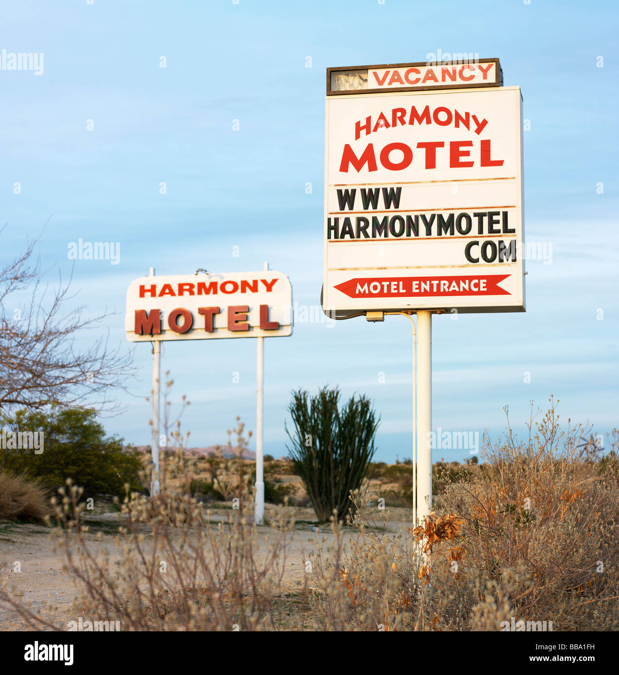 Un motel en bordure de signer dans le parc national de Joshua Tree, California, USA Banque D'Images