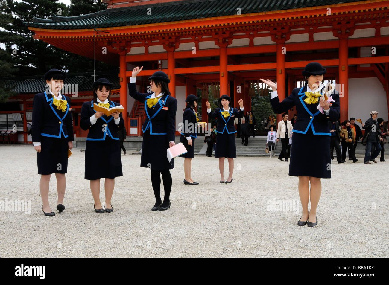 Guides touristiques, hôtesses, au cours de la formation dans le Sanctuaire Heian, Kyoto, Japon, Asie Banque D'Images