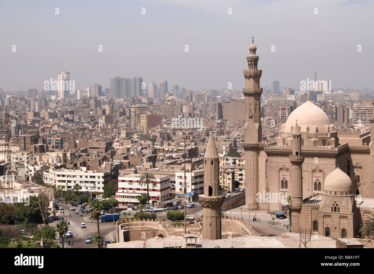 Cairo down town ancienne Égypte mosquée Sultan Hassan Ali Al Rifai gauche et droite de la mosquée Banque D'Images