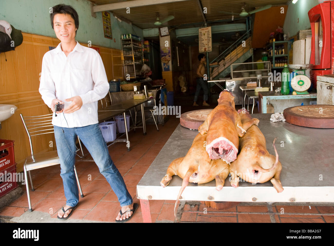 Restaurant chien (Thit Cho restaurant) et le propriétaire, Hanoi