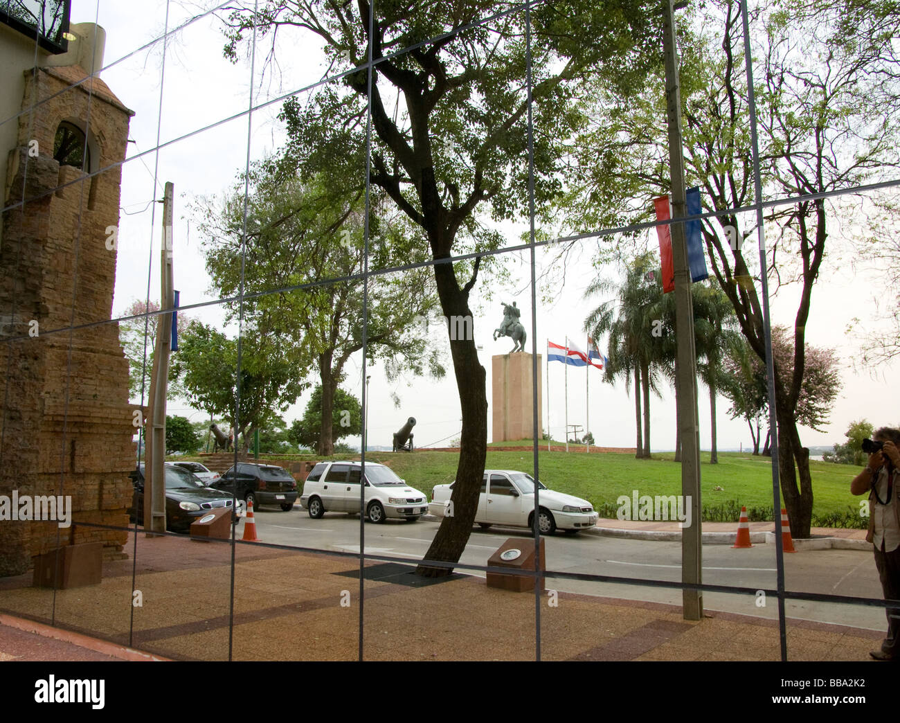 Asunción Paraguay.city.Palais législatif, le nouveau Parlement.reflet dans le mur de verre. Banque D'Images