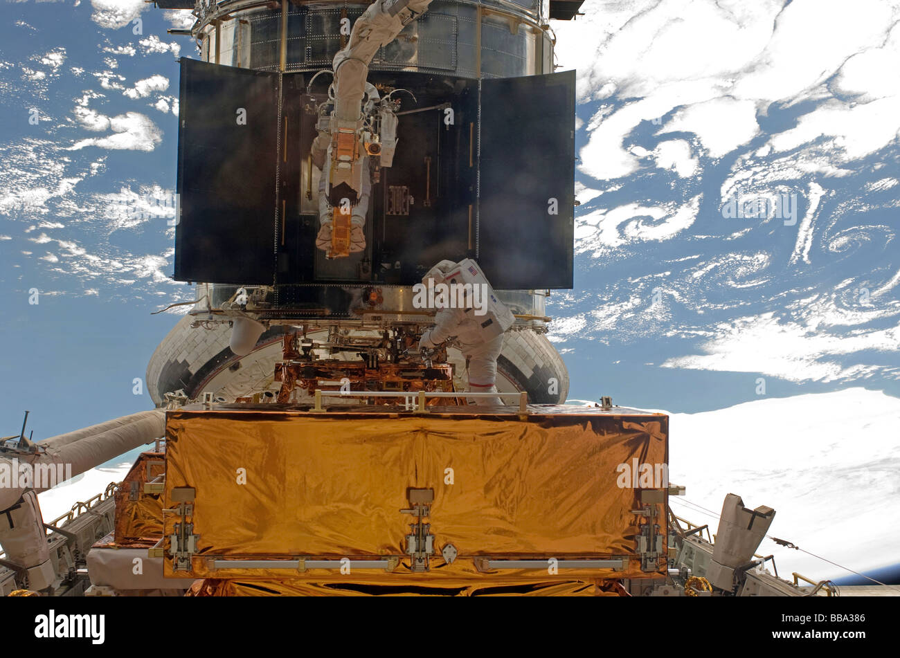 Les astronautes de la NASA travaillant sur le télescope Hubble Banque D'Images