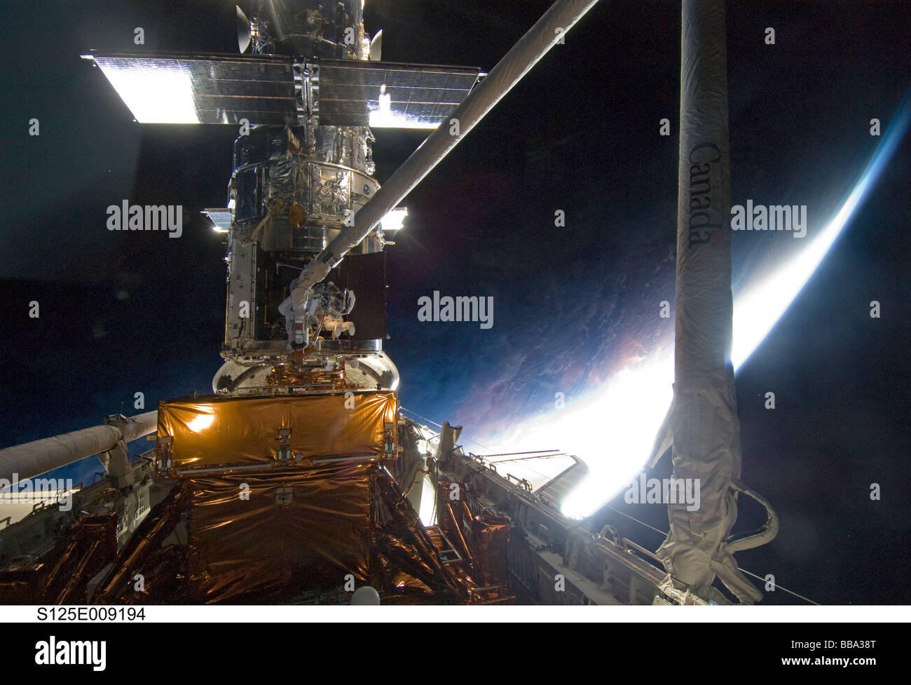 L'astronaute de la NASA travaillant sur le télescope Hubble Banque D'Images