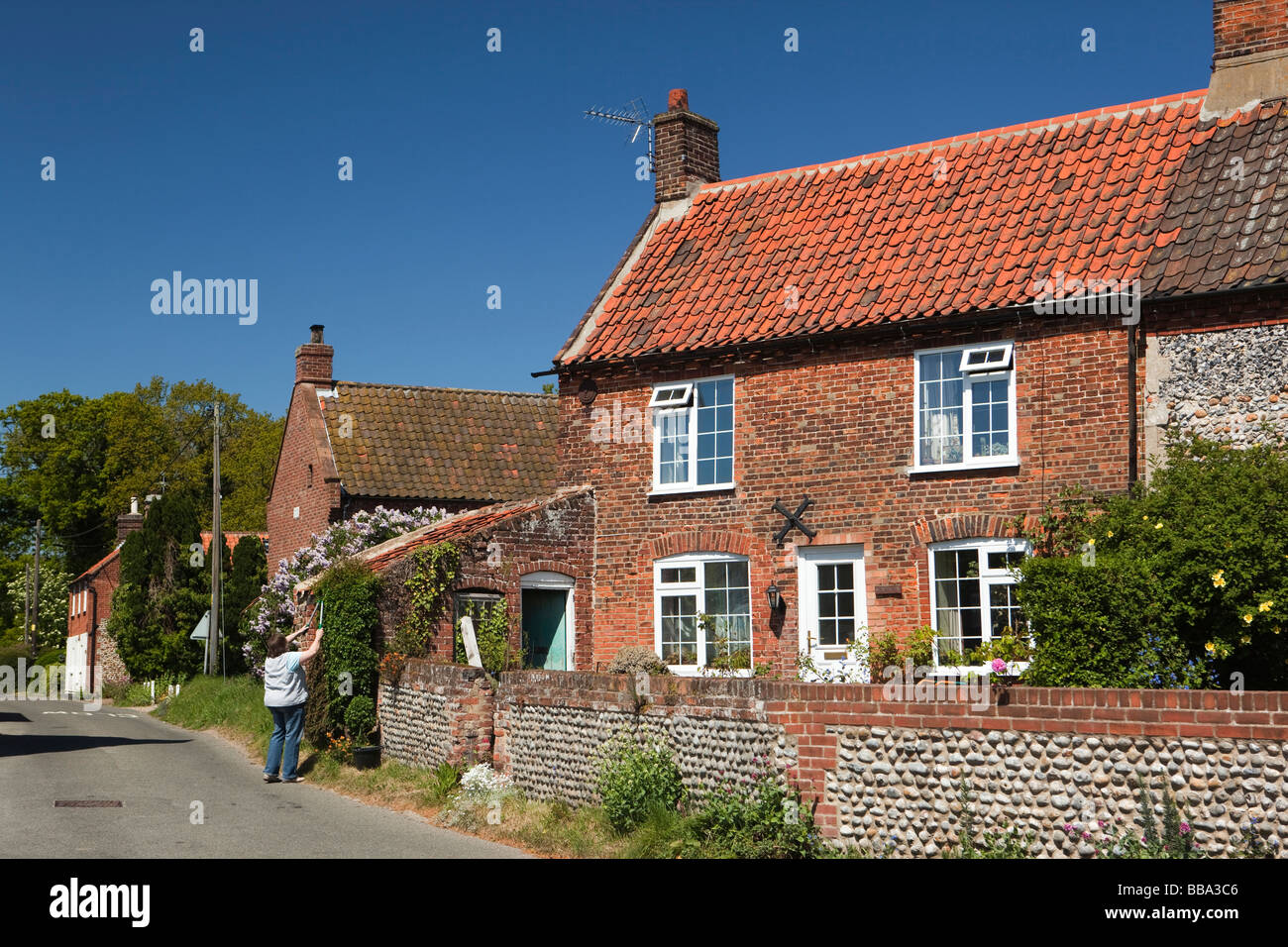 UK Angleterre Norfolk Trunch village briques et silex face de maisons dans la rue arrière Banque D'Images
