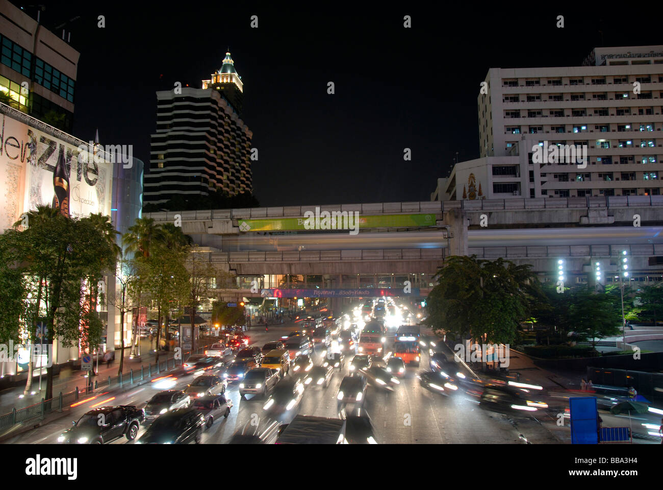 Grande ville, une circulation intense pendant la nuit sur la route principale Ratchadamri Road, Chit Lom, Bangkok, Thaïlande, Asie du Sud-Est Banque D'Images
