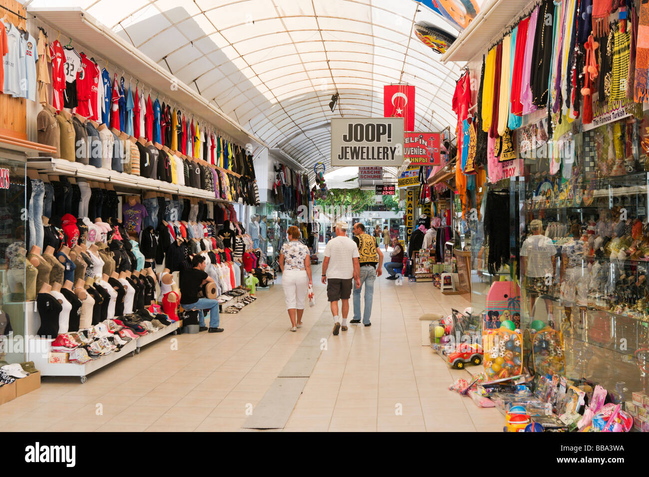 Galerie marchande dans le centre de la station, Belek, côte
