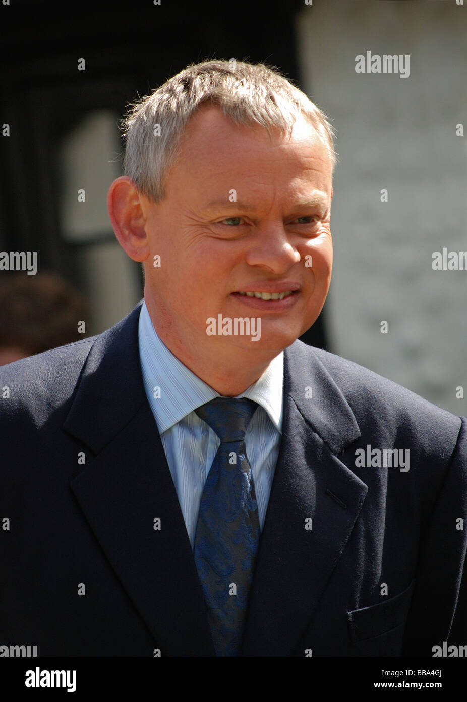 L'acteur britannique Martin Clunes photographié lors d'une pause dans le tournage de la série télévisée populaire 'Doc Martin' Banque D'Images