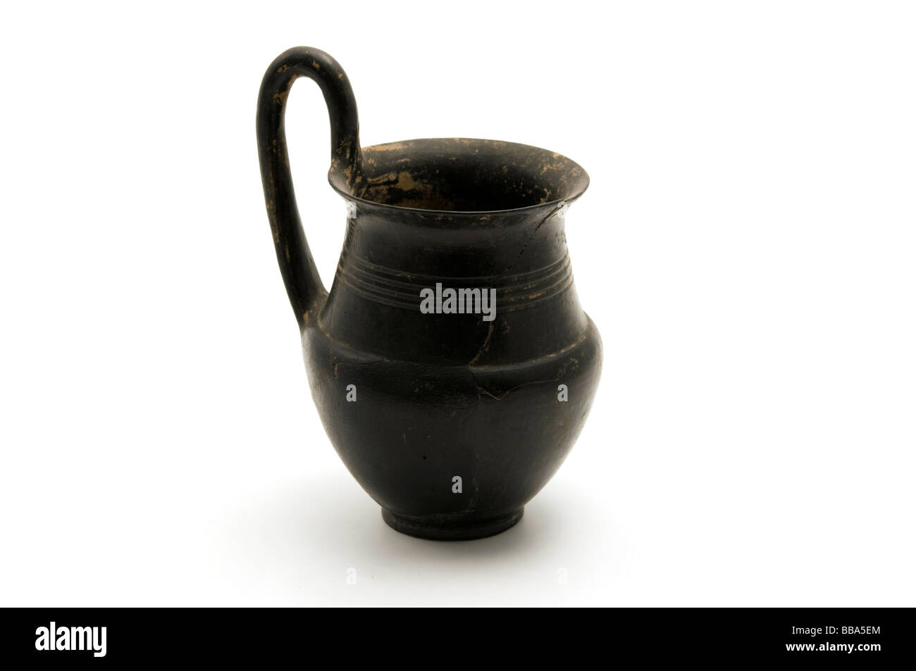 Poterie étrusque ancienne sur un fond blanc Banque D'Images