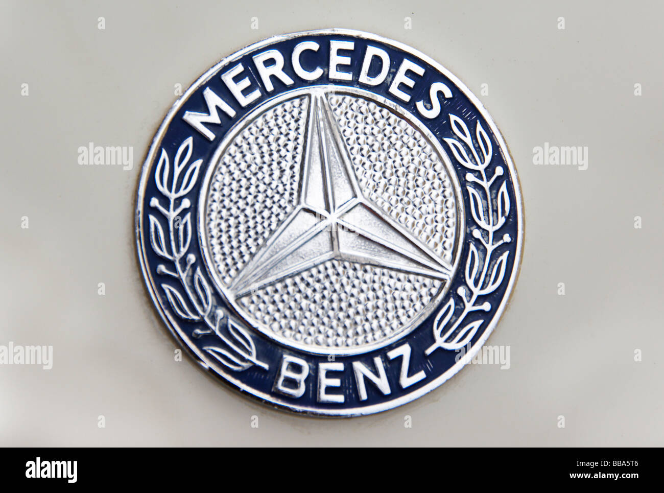 Ancien logo Mercedes Benz sur voiture classique Banque D'Images