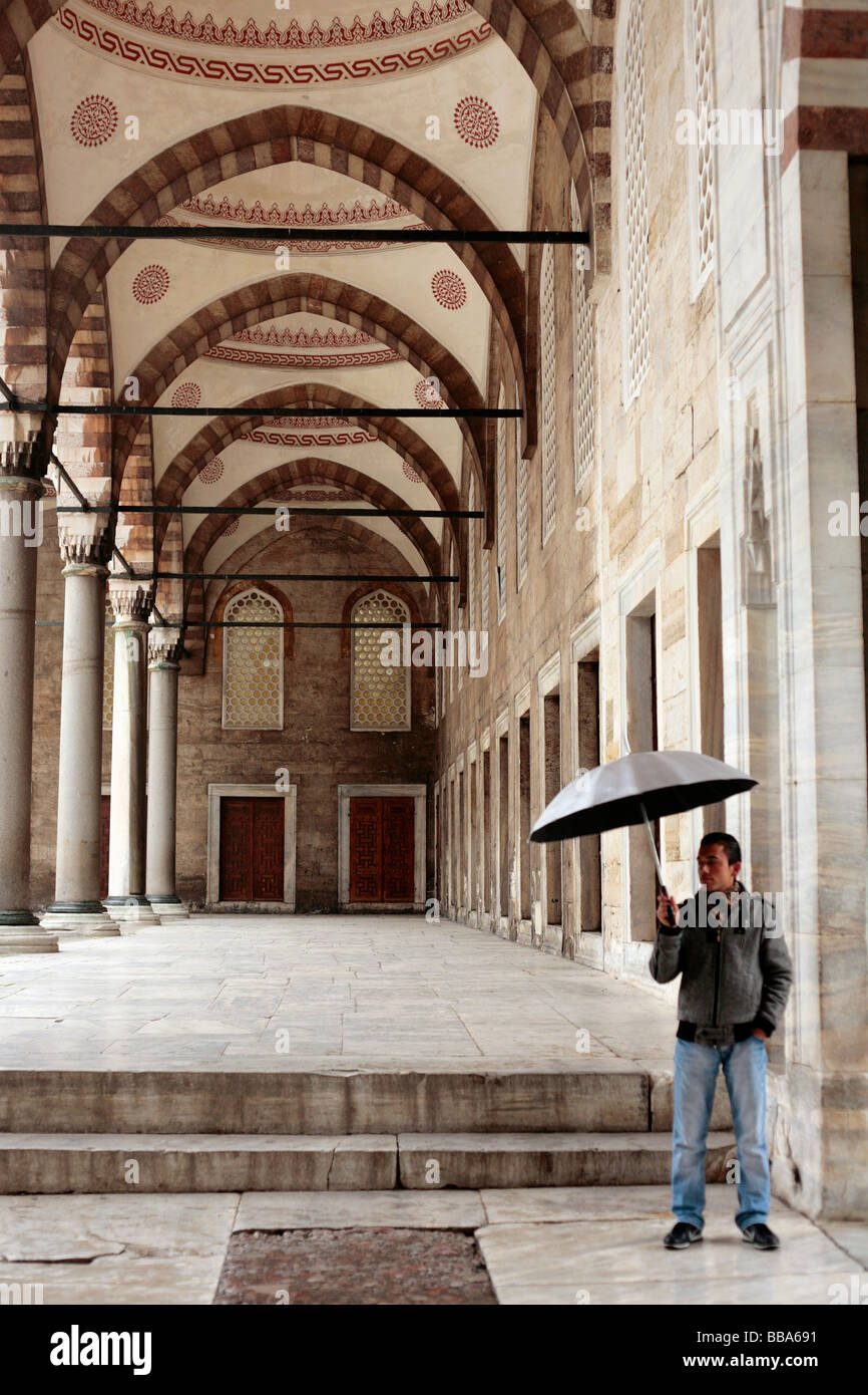 Arcades et colonnes de la Mosquée Bleue à Istanbul Turquie Banque D'Images
