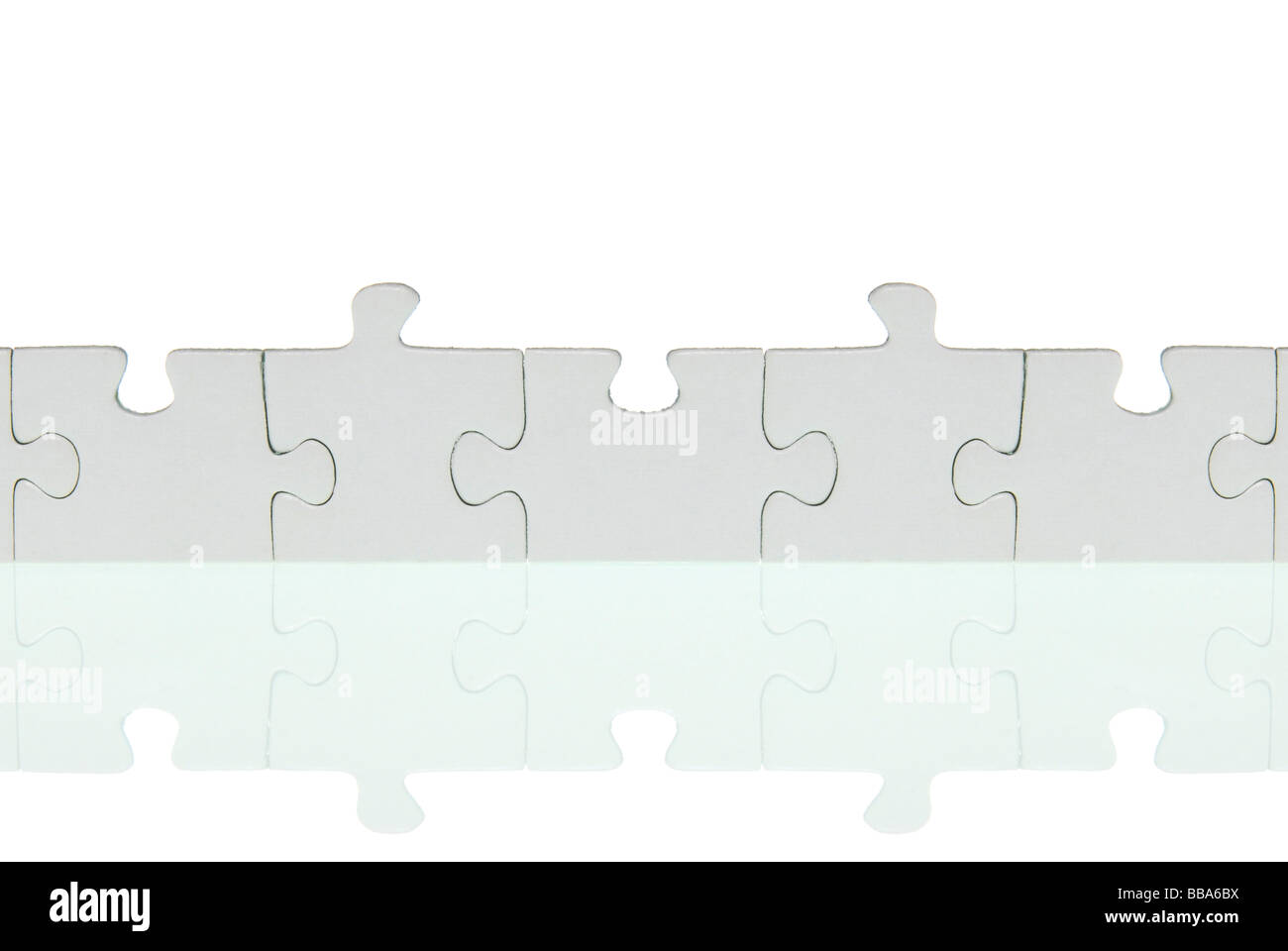 Une rangée de pièces de puzzle, l'image symbolique de la solidarité dans le groupe Banque D'Images