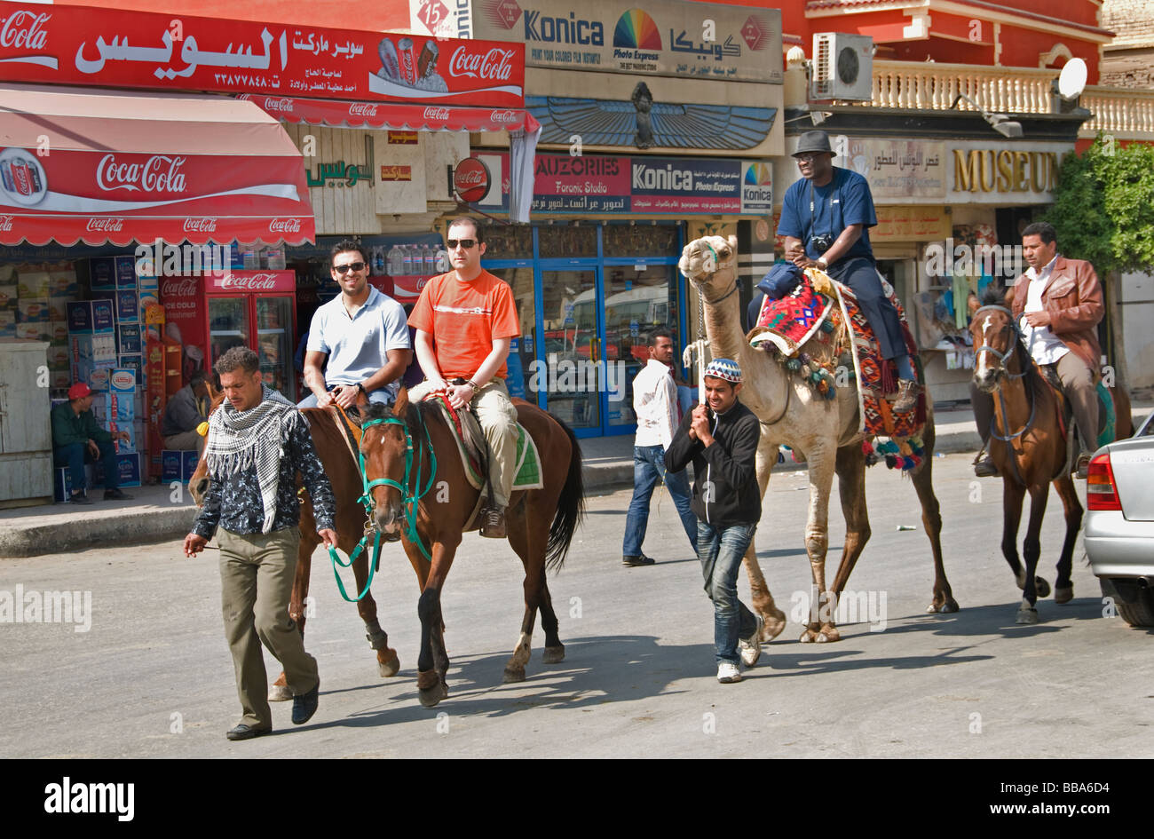 Les touristes de chameau desert Pyramides Gizeh Egypte Le Caire Banque D'Images