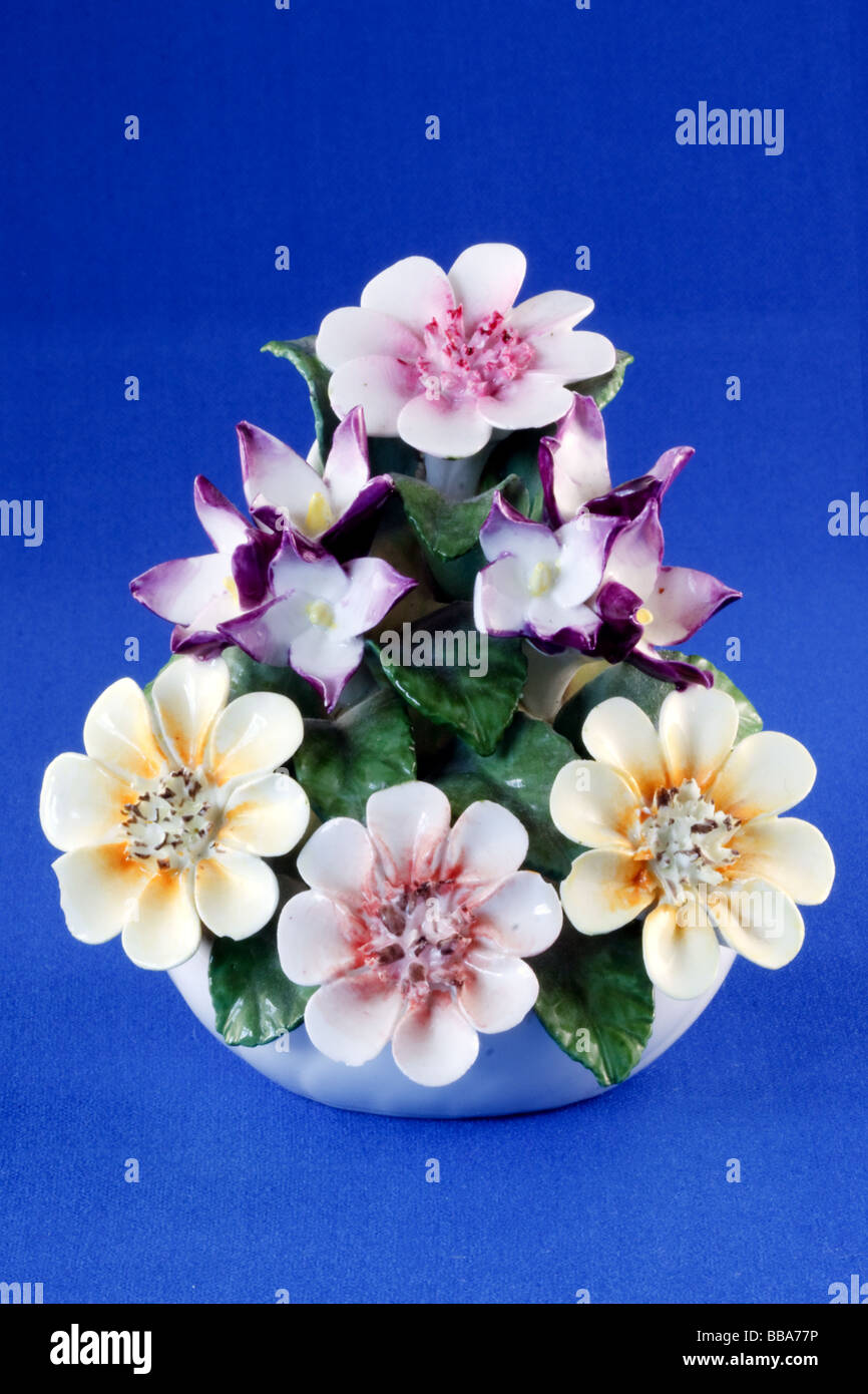 Assiette céramique fine main ornement modélisé Banque D'Images