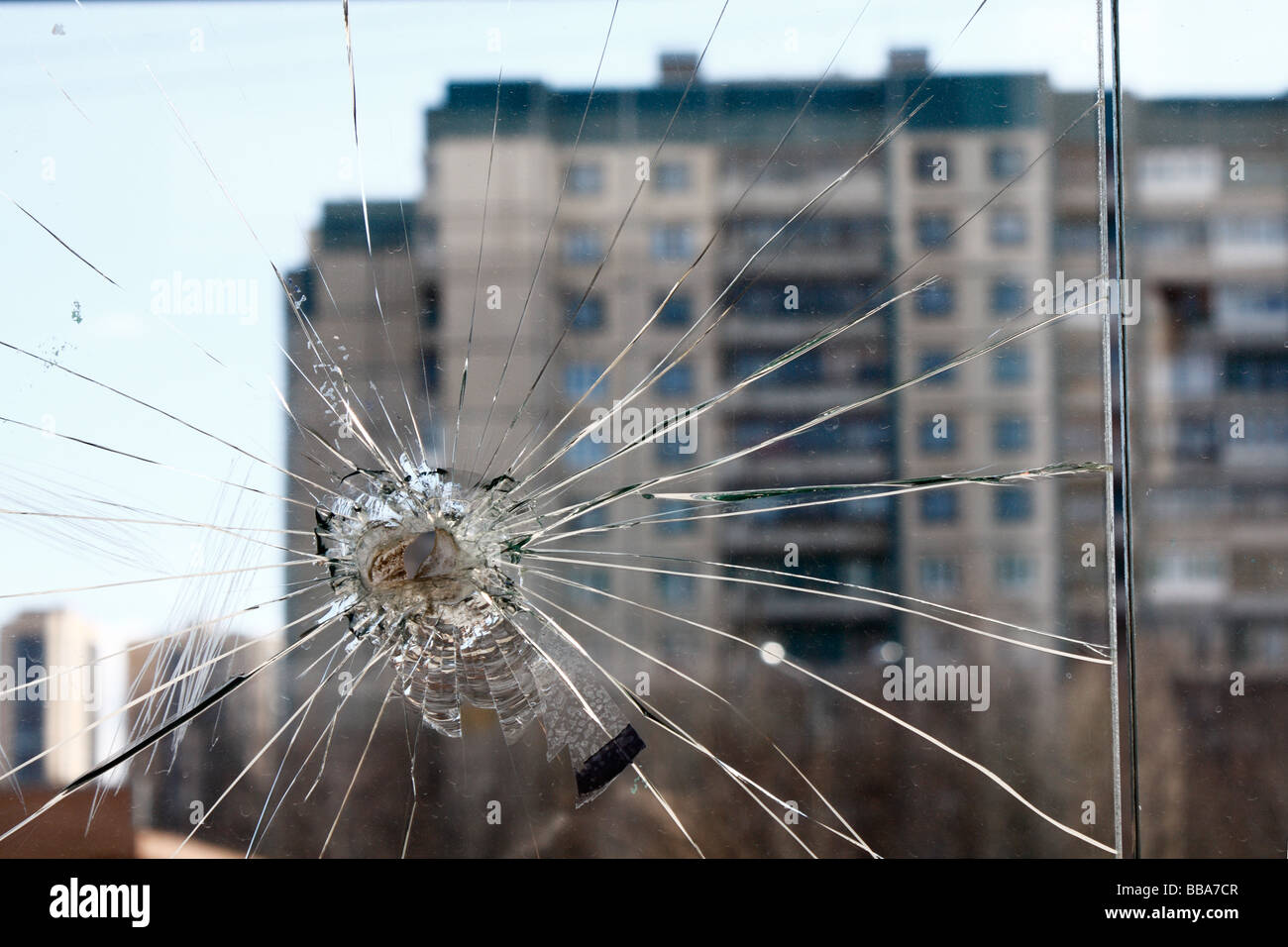 Du verre brisé à un arrêt d'autobus Banque D'Images