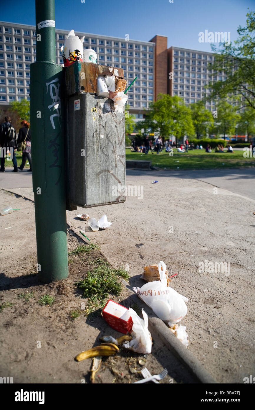 Poubelle débordante et ordures dispersées à la place Alexanderplatz, district de Mitte, Berlin, Germany, Europe Banque D'Images