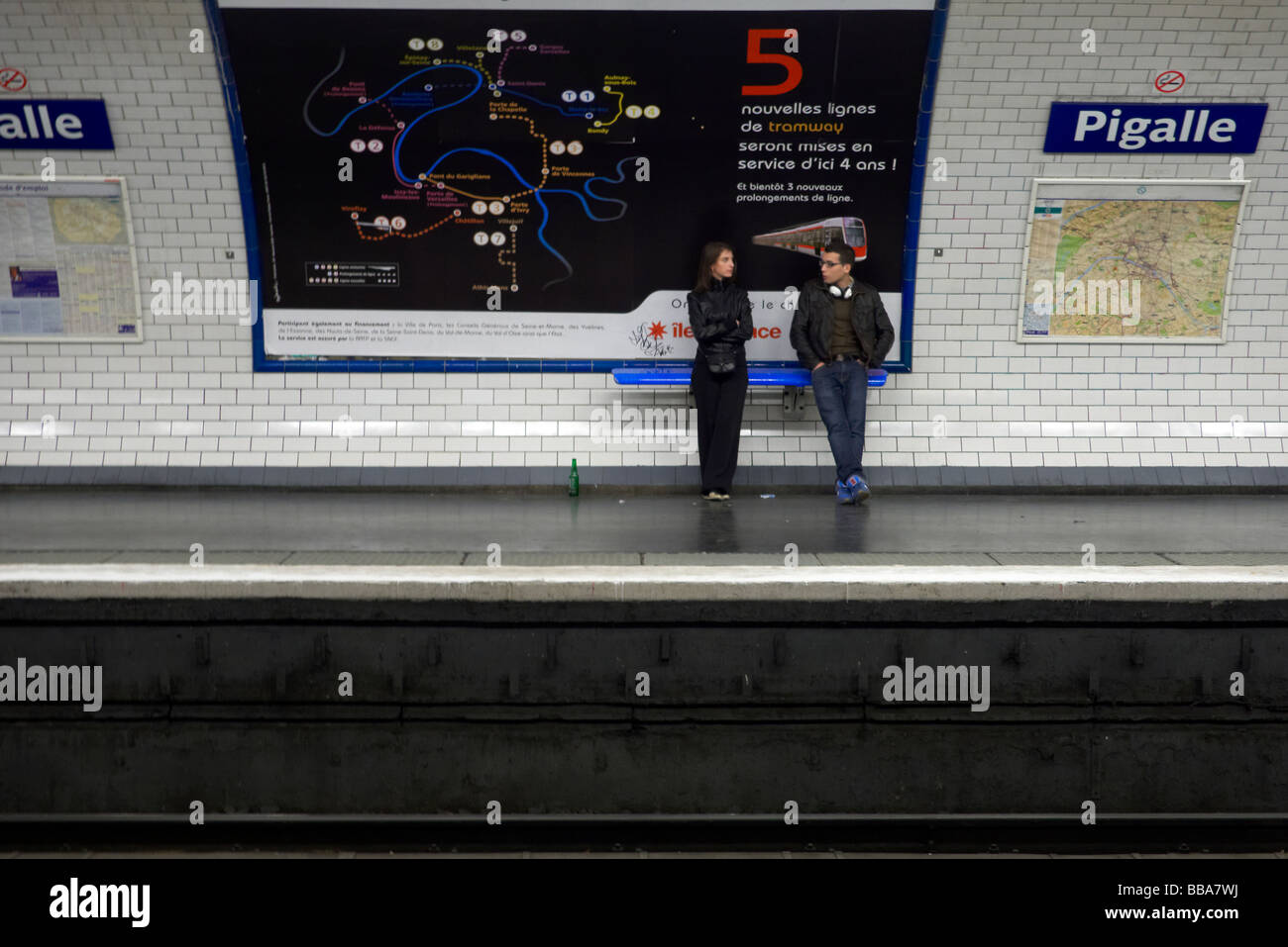 En attendant le métro à Paris Banque D'Images