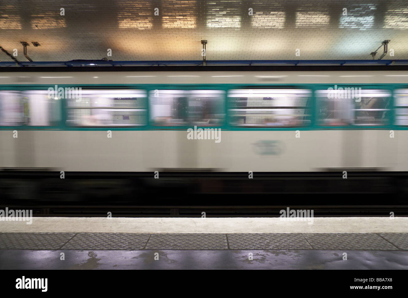 Un train de métro à Paris Banque D'Images