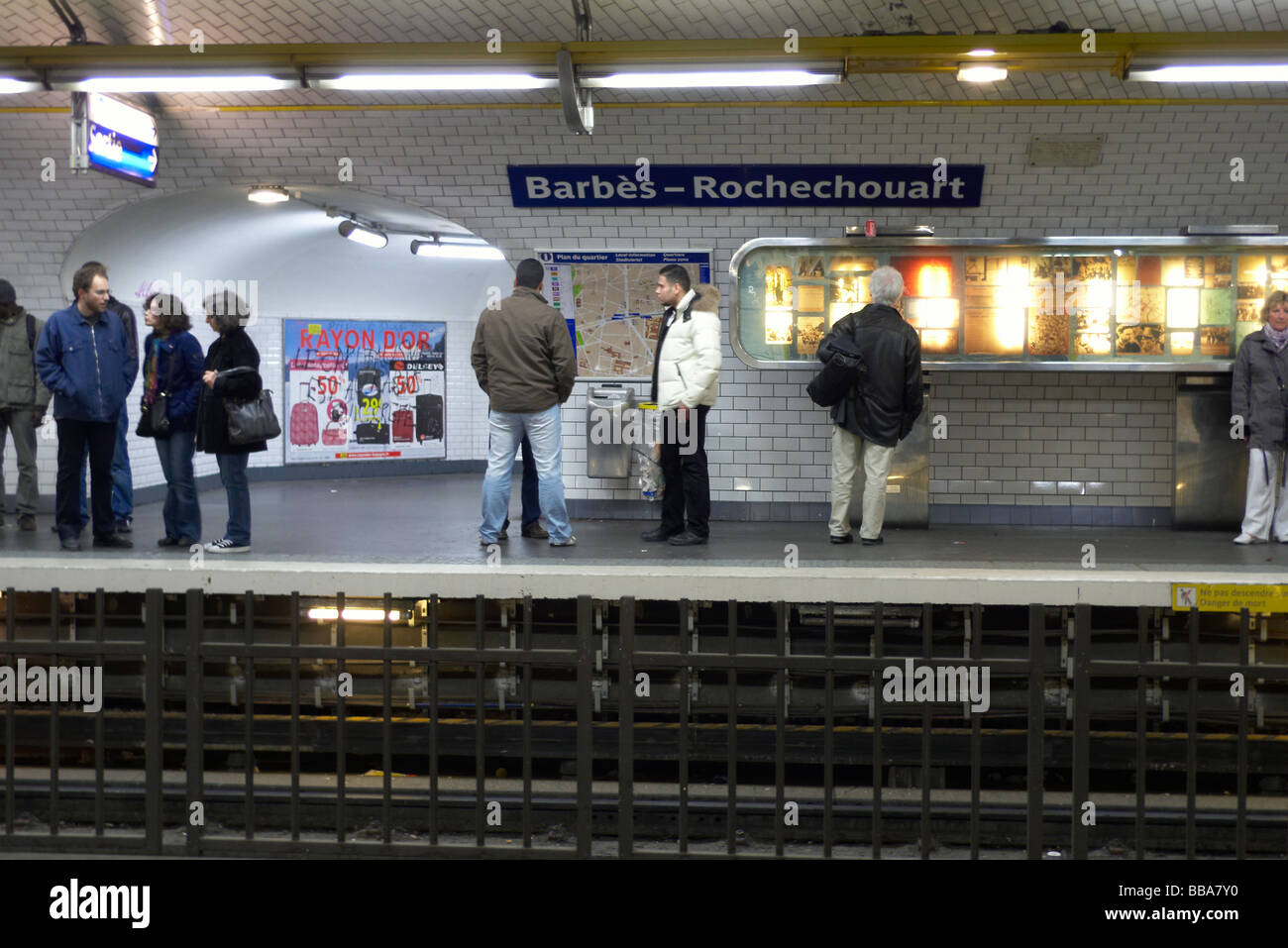 En attendant le métro à Paris Banque D'Images