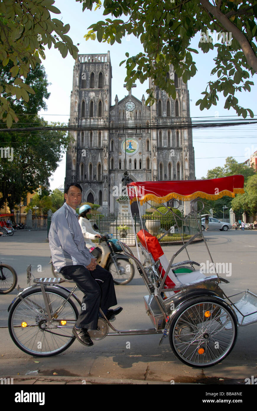 Les conducteurs de cyclo en attente, dans l'arrière néo-gothique de la cathédrale Saint-Joseph, Hanoi, Vietnam, Asie du Sud, Asie Banque D'Images