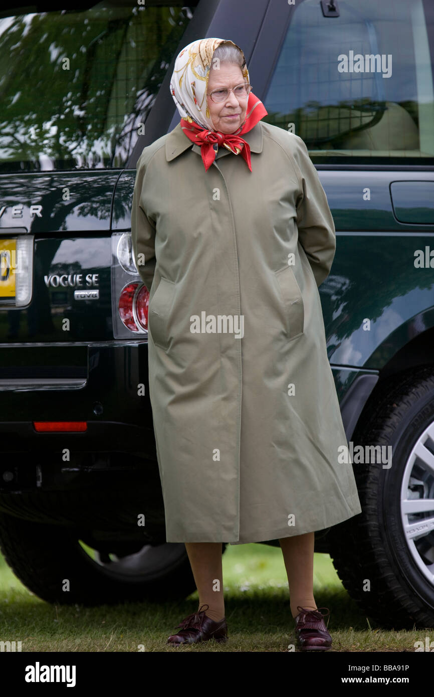 Sa Majesté la Reine Elizabeth II portant un foulard et manteau de pluie au Royal Windsor Horse Show dans le parc du château de Windsor à Berk Banque D'Images