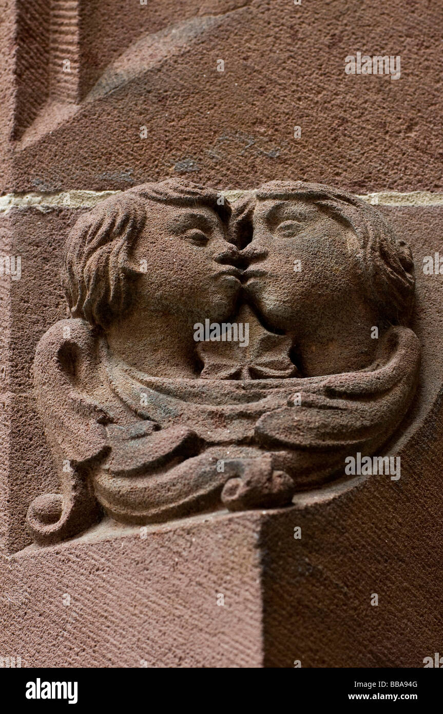 Relief médiéval en grès d'un couple de baisers, Fribourg, Bade-Wurtemberg, Allemagne, Europe Banque D'Images