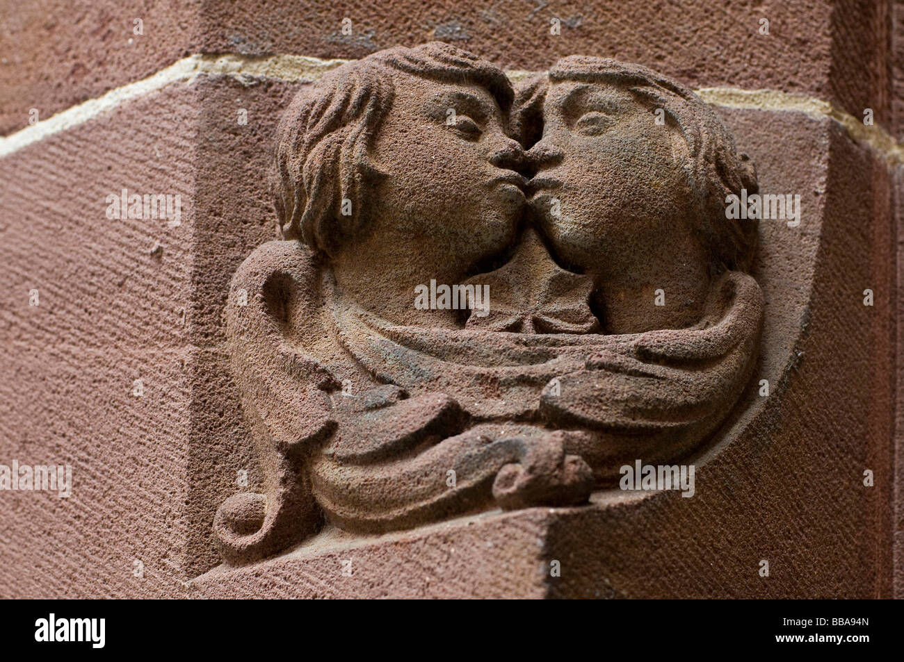 Relief médiéval en grès d'un couple de baisers, Fribourg, Bade-Wurtemberg, Allemagne, Europe Banque D'Images