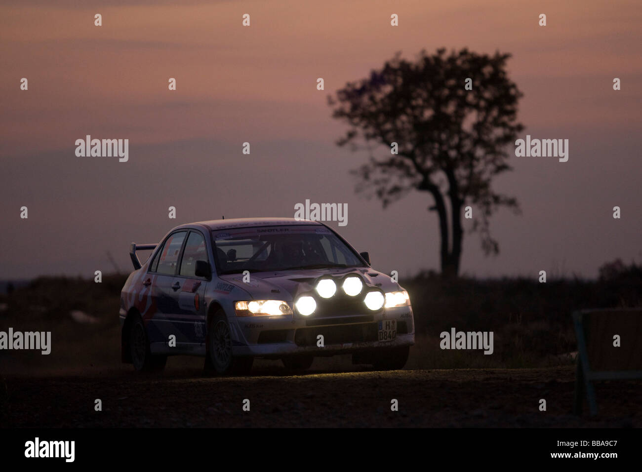 Mitsubishi Lancer Evo VII, phares, crépuscule, Lausitz Rally, motorsports, Weisswasser, Saxe, Allemagne, Europe Banque D'Images