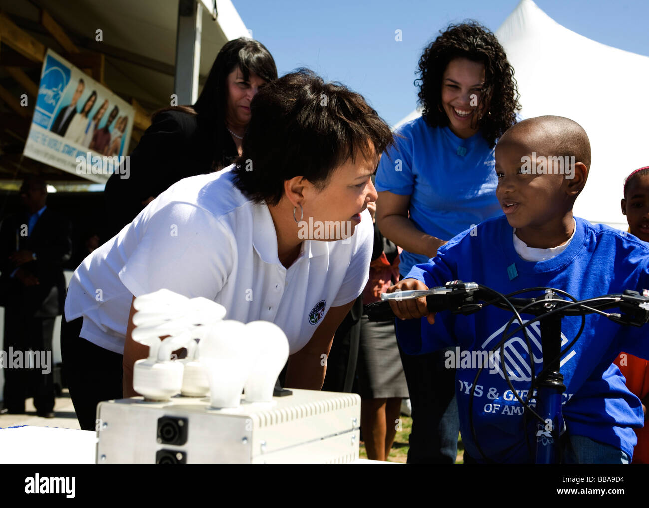 Administrateur de l'EPA Lisa Jackson parle aux enfants à propos de l'utilisation de l'énergie et la sensibilisation lors de la Journée de la Terre - Washington, DC USA Banque D'Images