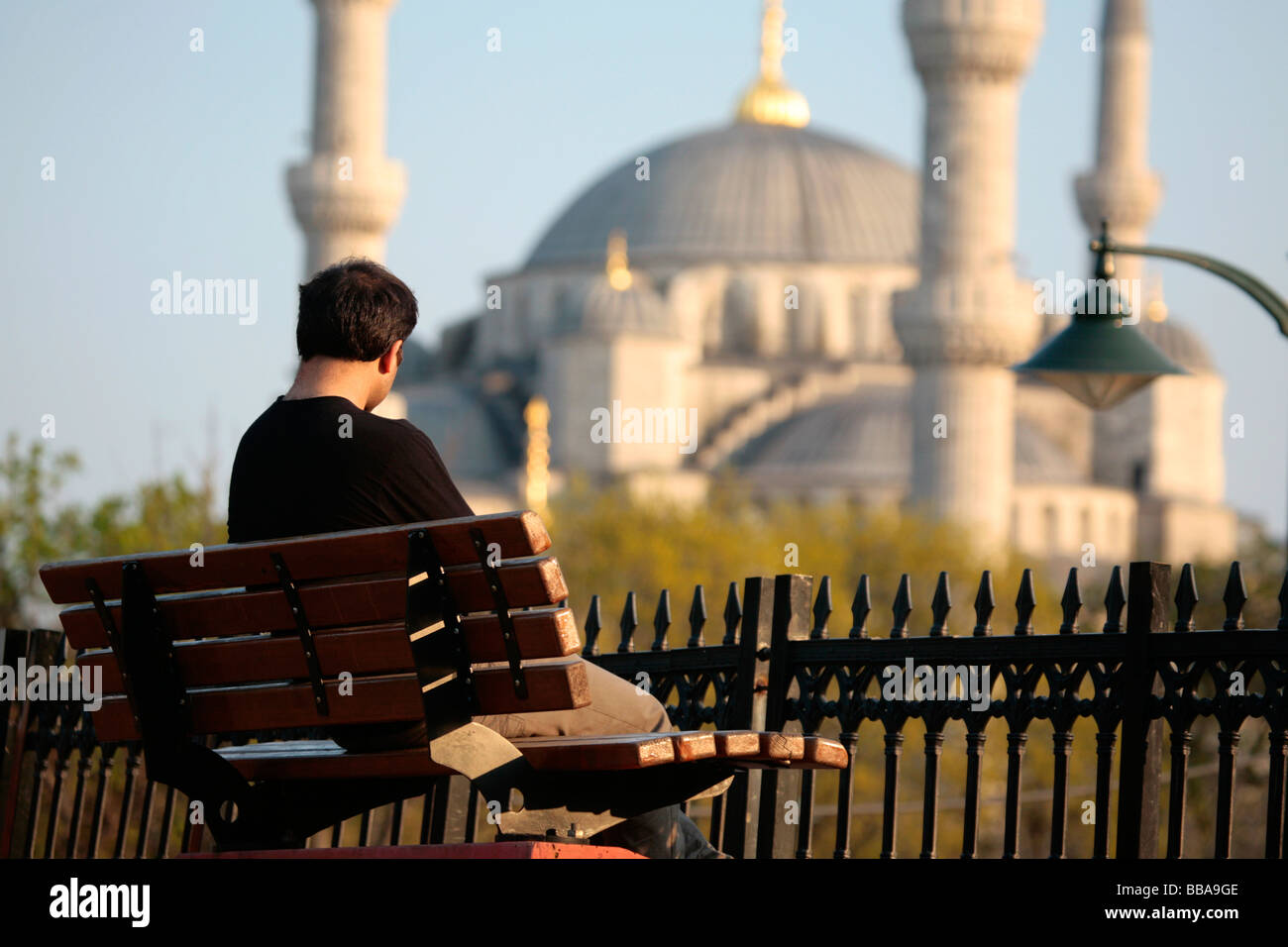 L'homme regardant la Mosquée Bleue à Sultanahmet Istanbul Banque D'Images