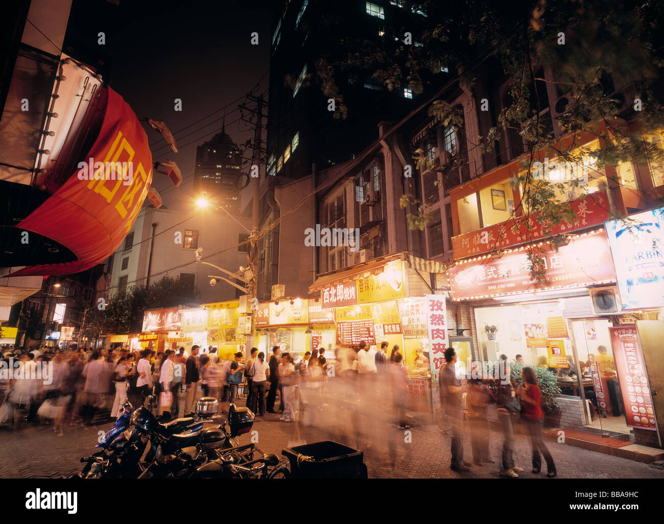 Grand groupe de gens qui achètent le dîner à Shanghai à Wujiang Road, rue les plus populaires à Shanghai, Chine. Banque D'Images