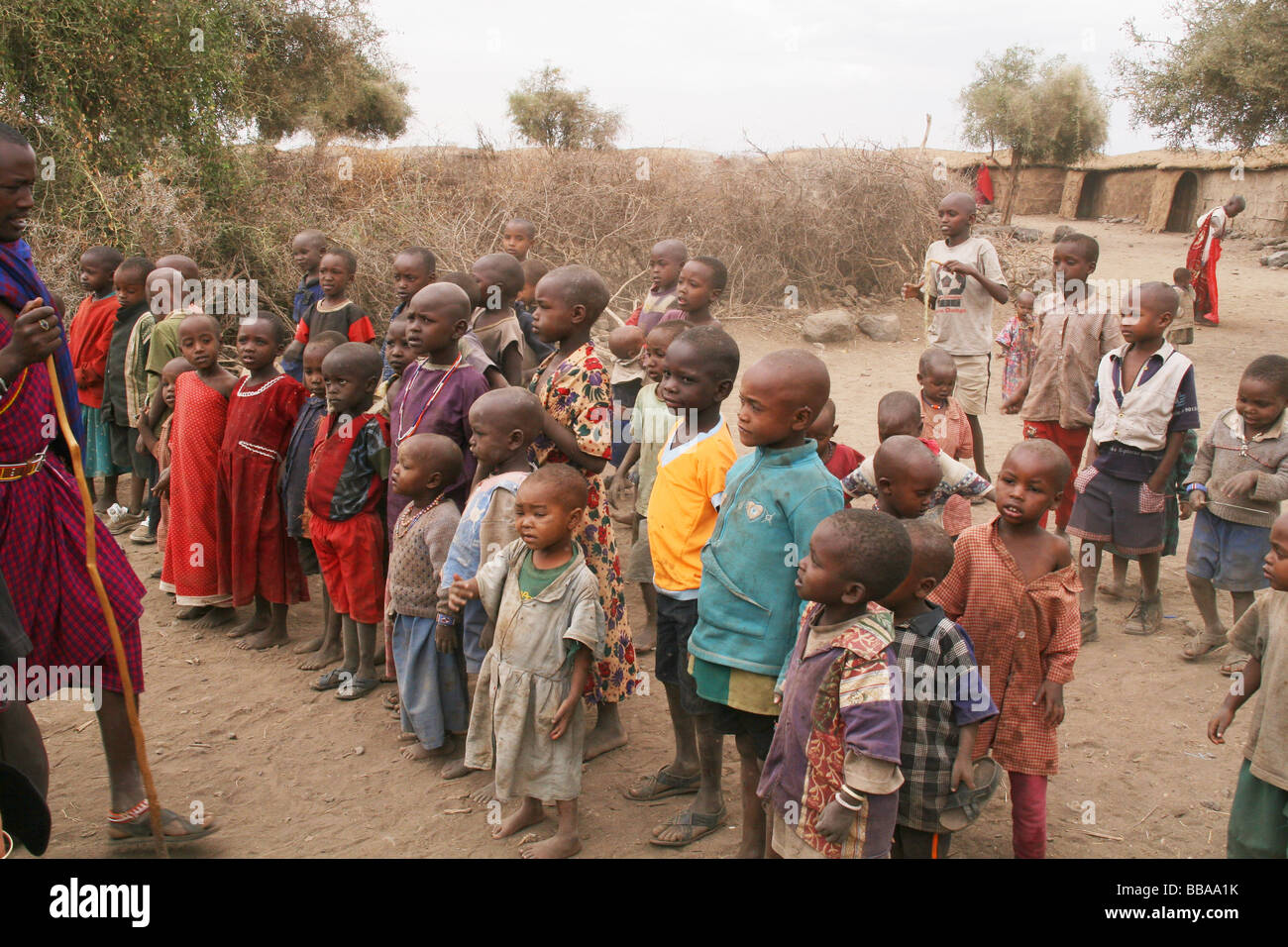 Un grand groupe d'enfants chantant Masai pour les touristes dans leur village le Parc national Amboseli au Kenya Banque D'Images